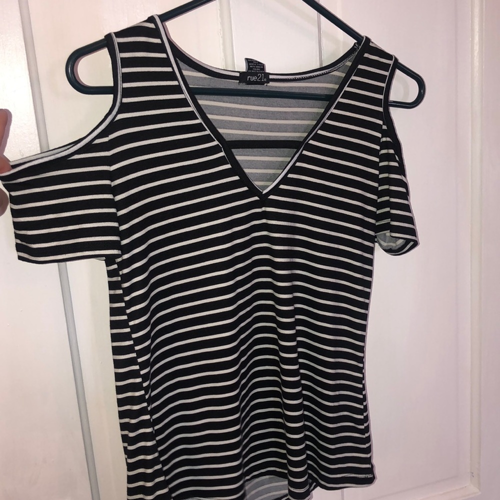Rue21 Cute V neck off the shoulder top!